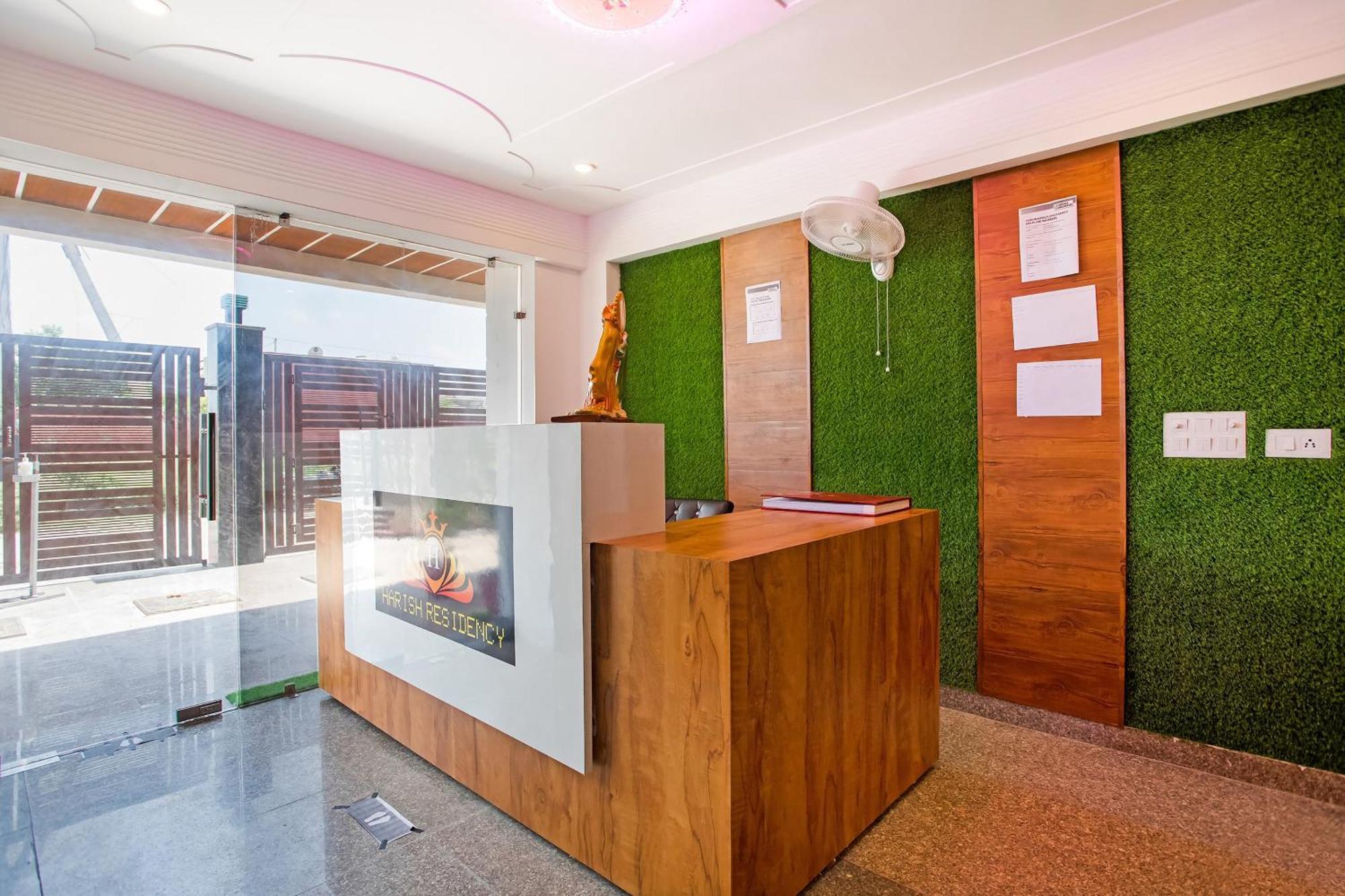 Capital O Harish Residency Hotel Gurgaon Exterior photo